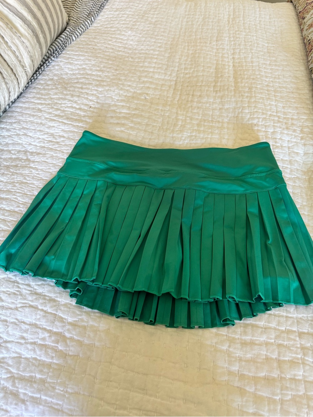 Gold Hinge Pleated Athletic Skort in Emerald Green
